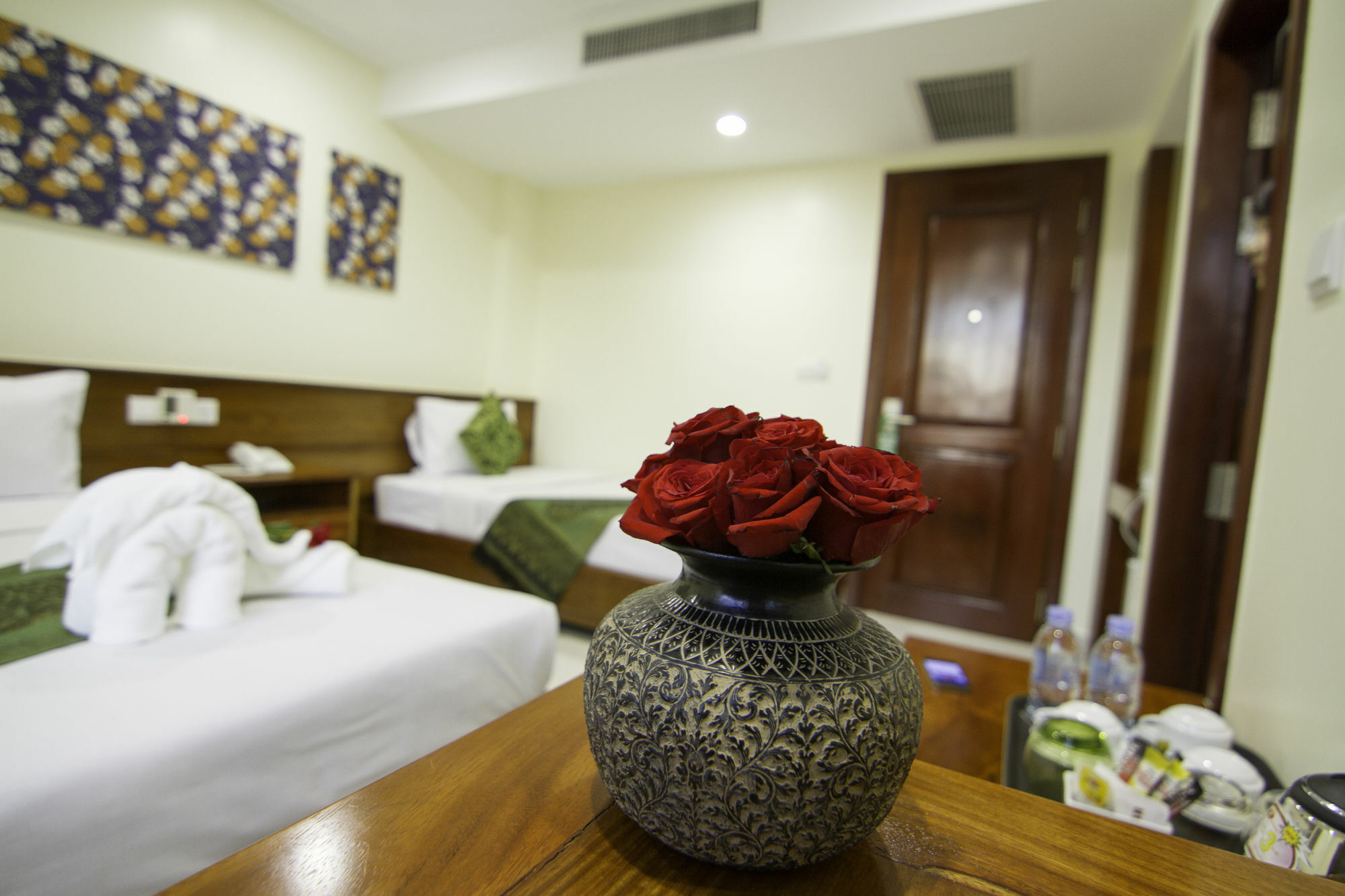 Rose Emerald Hotel Phnom Penh Exterior foto